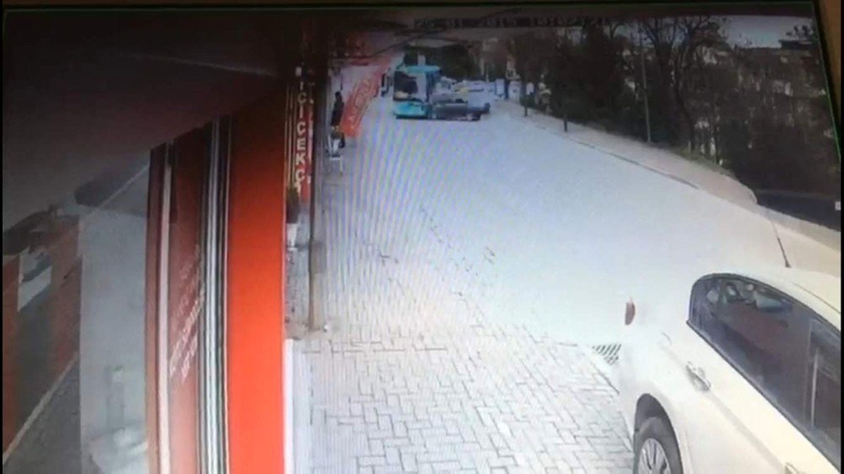 Otobüsle Kafa Kafaya Çarpıştı..o Anlar Kameraya Yansıdı