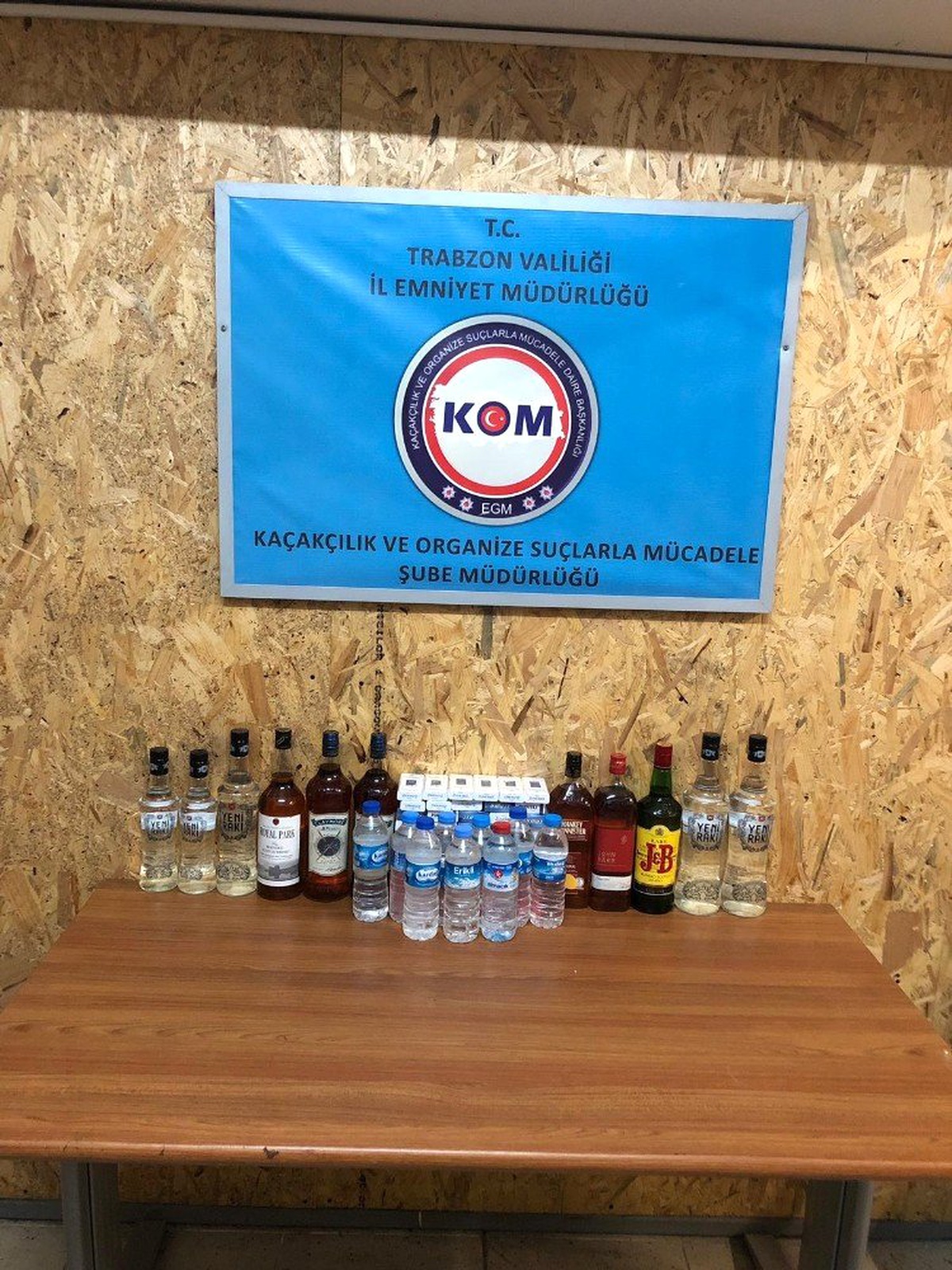 Otomobilden Bin 40 Paket Kaçak Sigara ve 30 Litre Kaçak İçki Çıktı