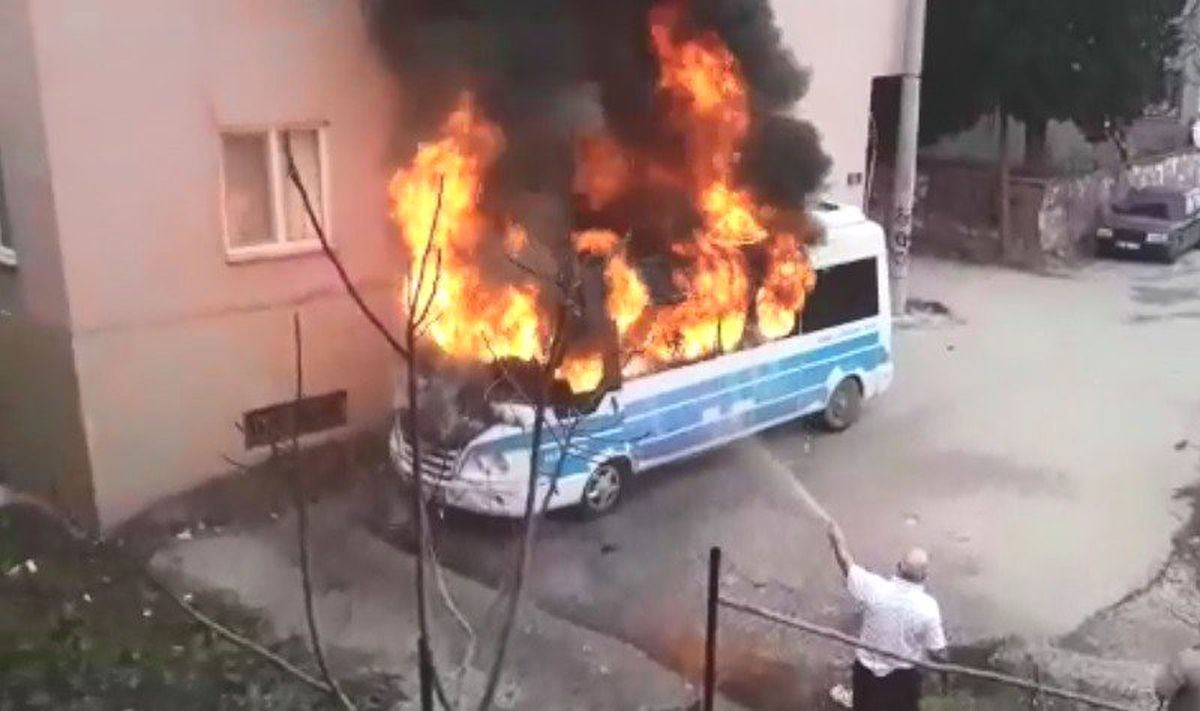 Park Halindeki Minibüs Alev Alev Yandı