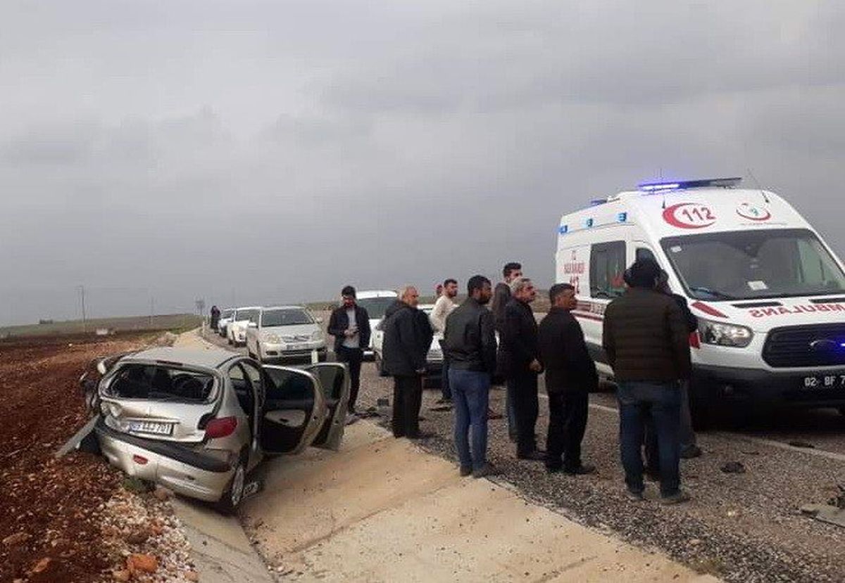 Park Halindeki Otomobile Çarptı: 6 Yaralı