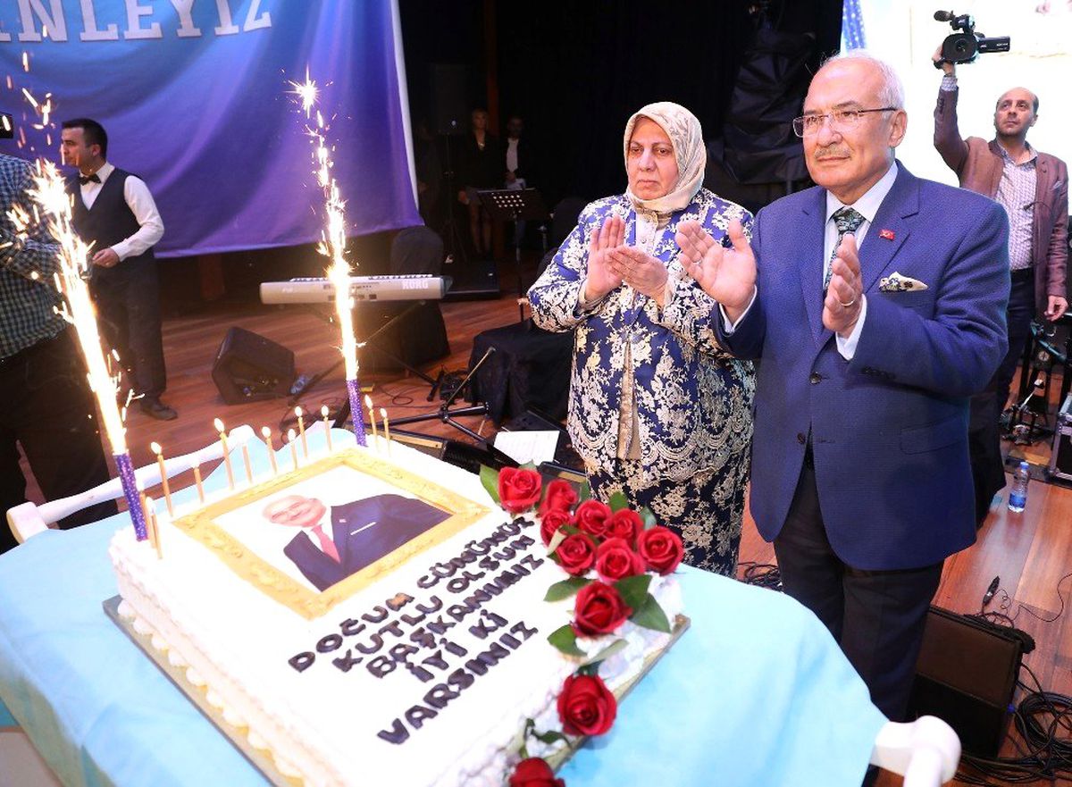 Personelden Başkan Kocamaz\'a Sürpriz Doğum Günü Kutlaması