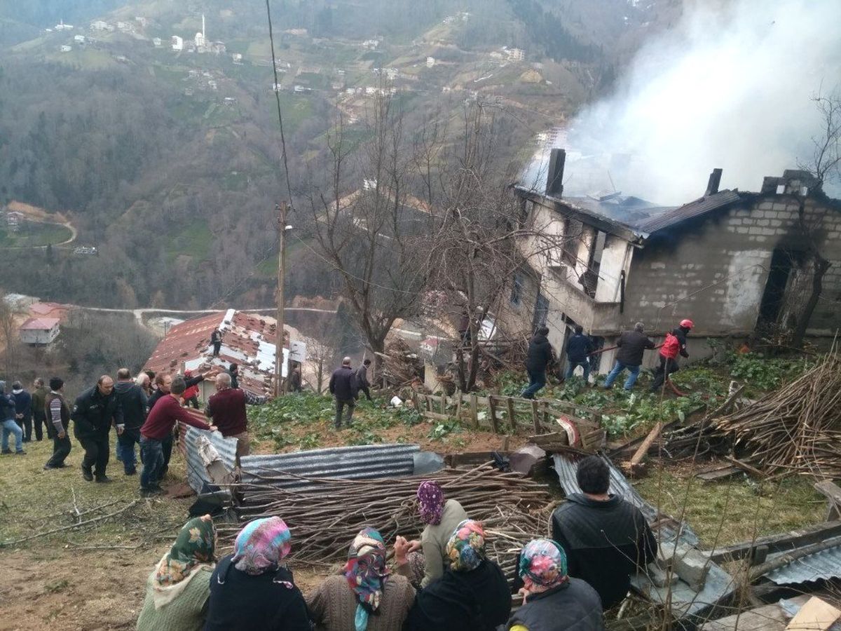 Rize\'de 3 Katlı Evde Yangın Çıktı