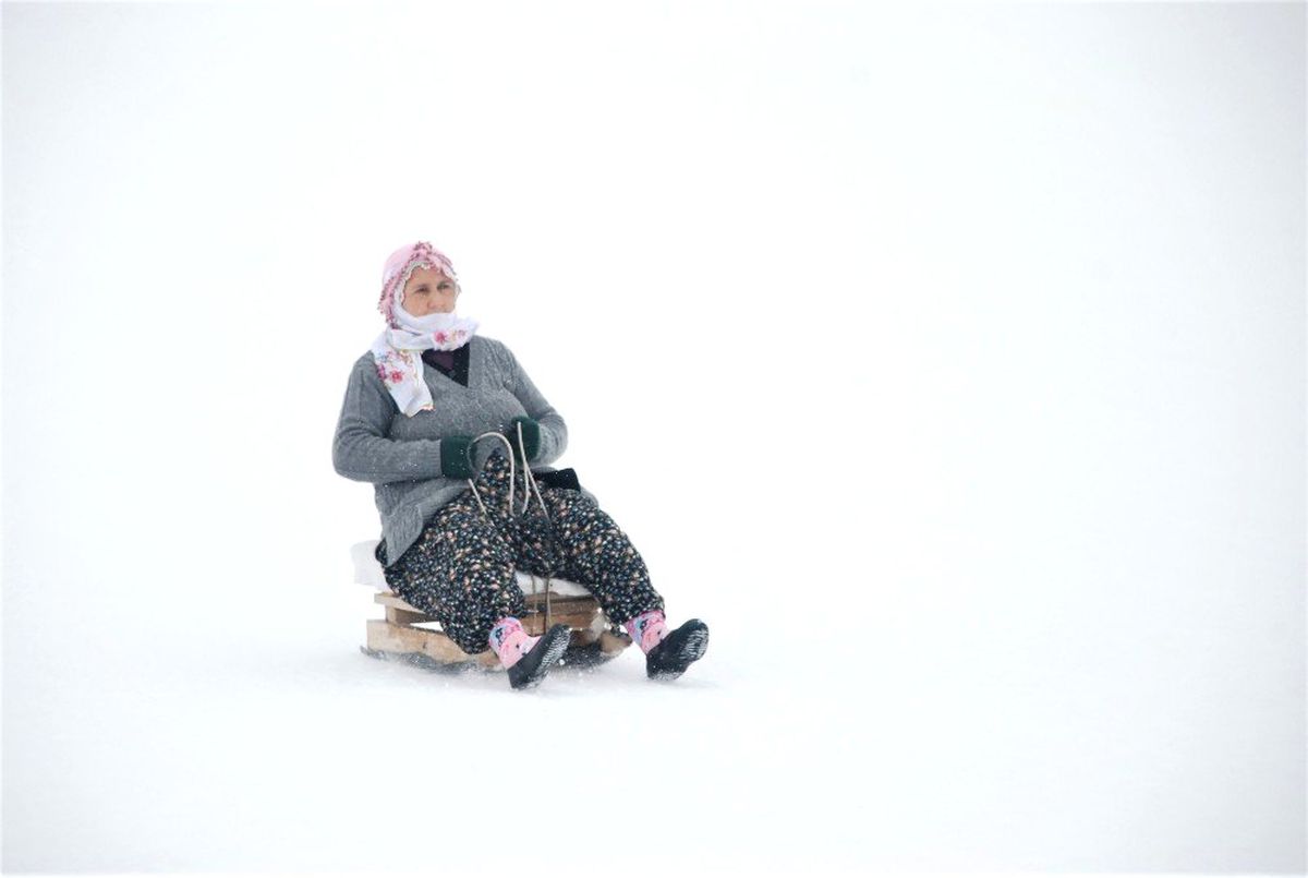 Şalvarlı Teyzelerin Kızak Keyfi