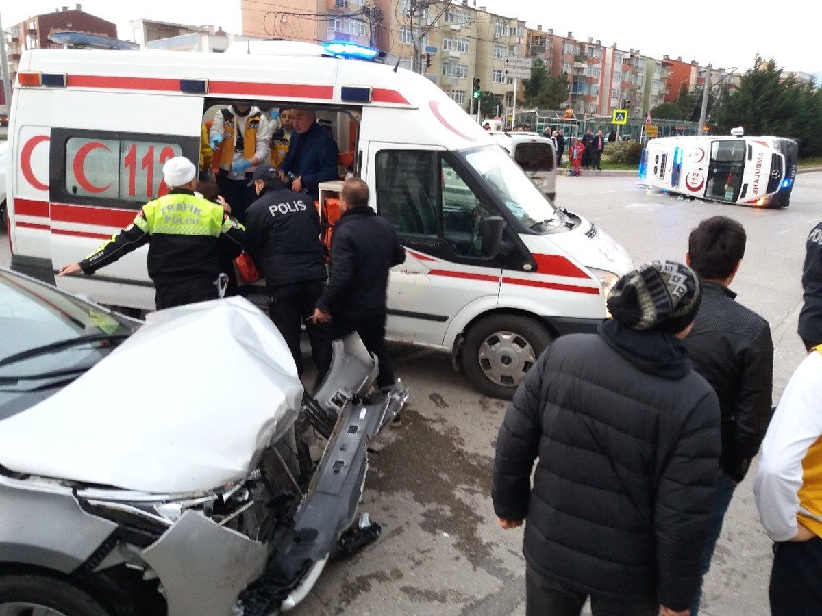 Samsun\'da Ambulans ile Otomobil Çarpıştı: 6 Yaralı