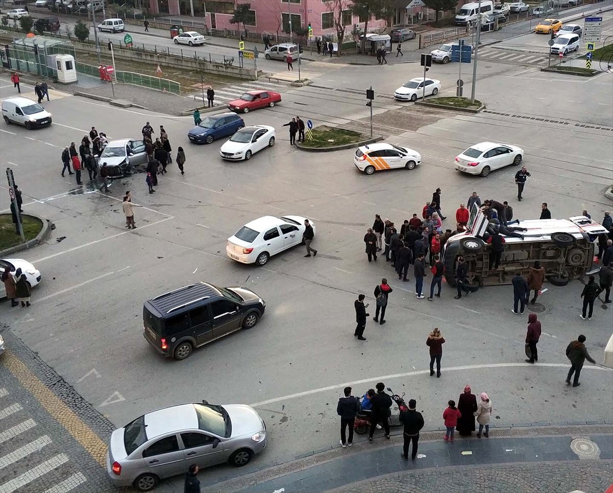 Samsun\'da Ambulans ile Otomobil Çarpıştı: 6 Yaralı