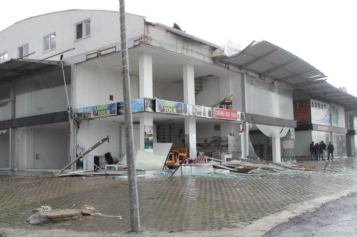 Serik\'te Hortum Bazı Seralarda Hasara Sebep Oldu