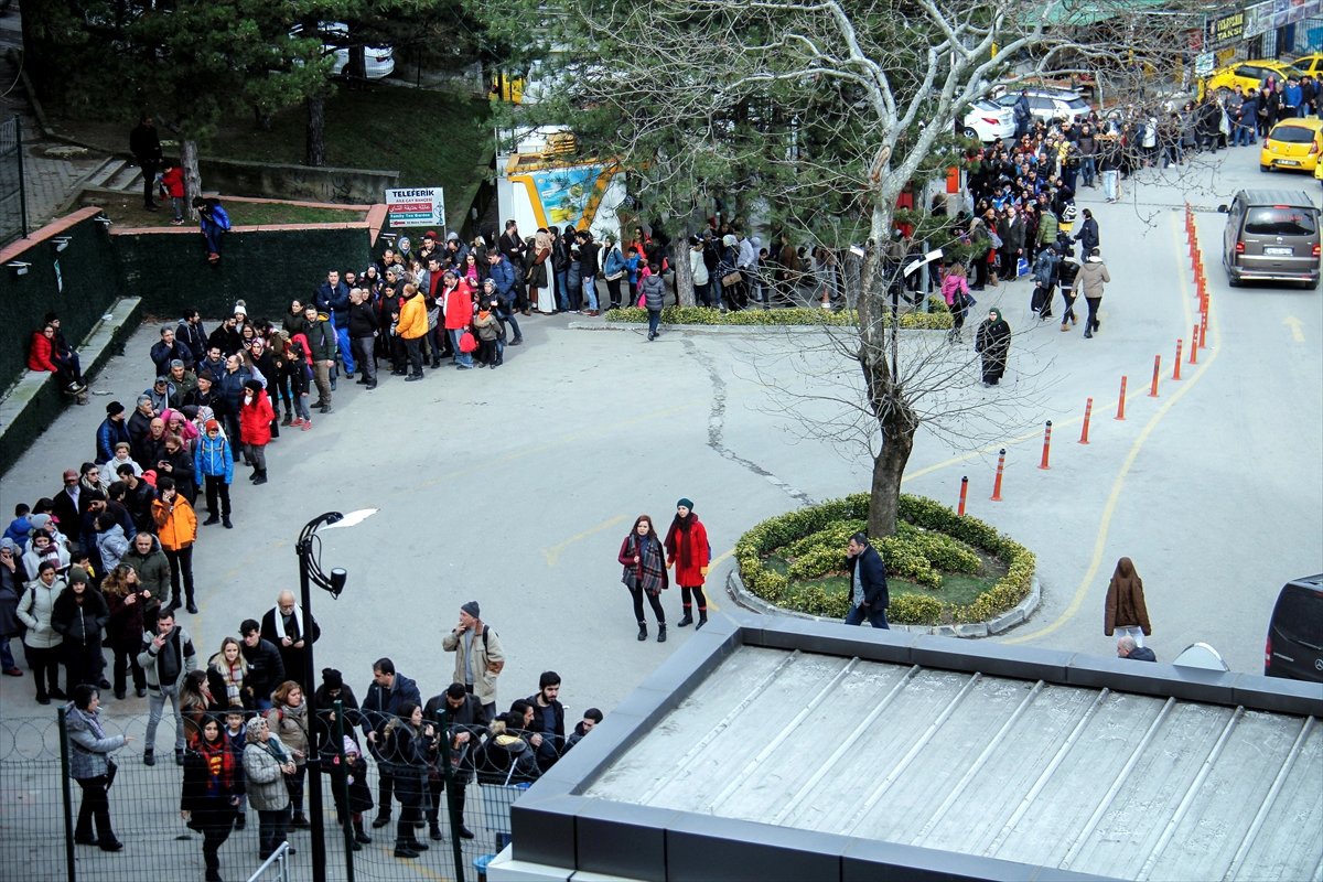Uludağ\'a Giden Tatilciler Teleferikte Kuyruk Oluşturdu