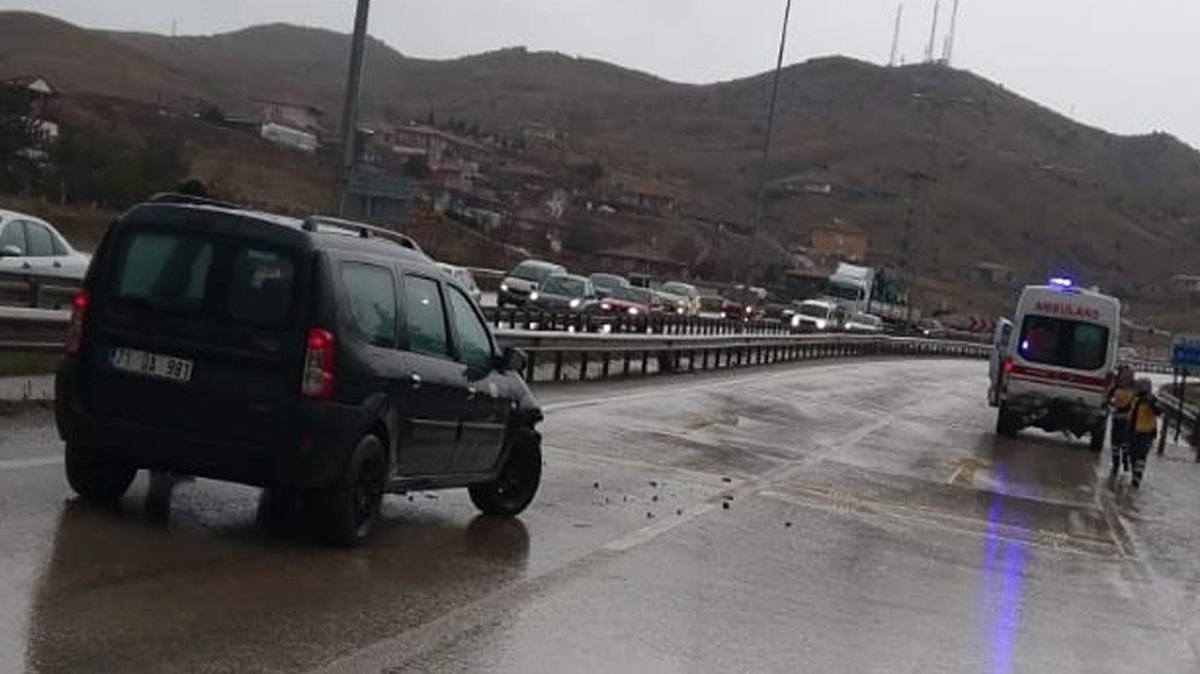 Vakaya Giden Ambulansa Otomobil Çarptı: 1 Yaralı