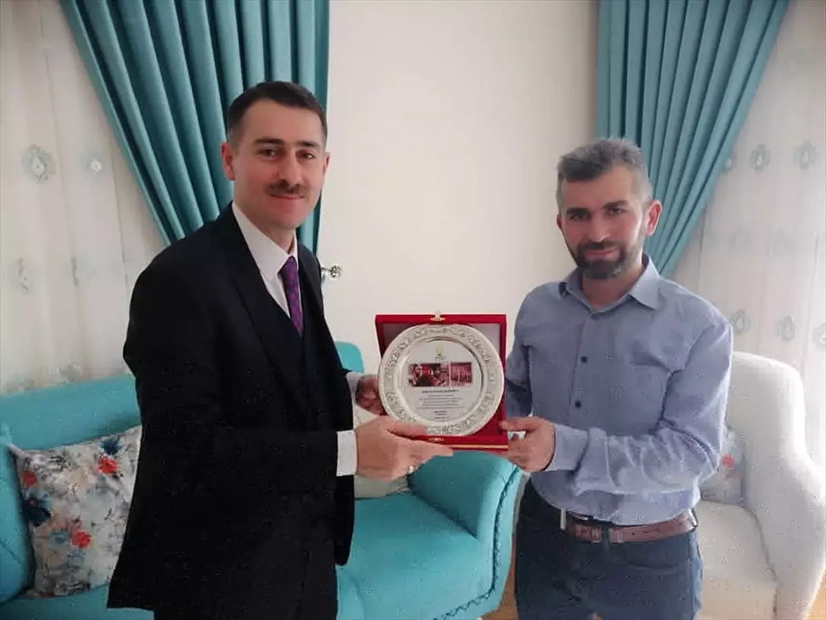 Afgan Aileyi Yangından Kurtaran Gazete Dağıtıcısına Plaket