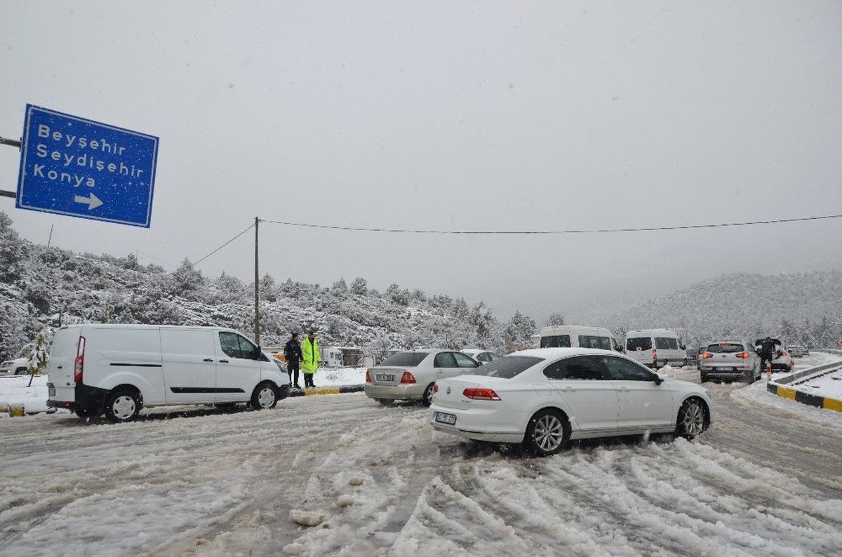 Antalya-Konya Karayolunda Ulaşım Güçlükle Sağlanıyor