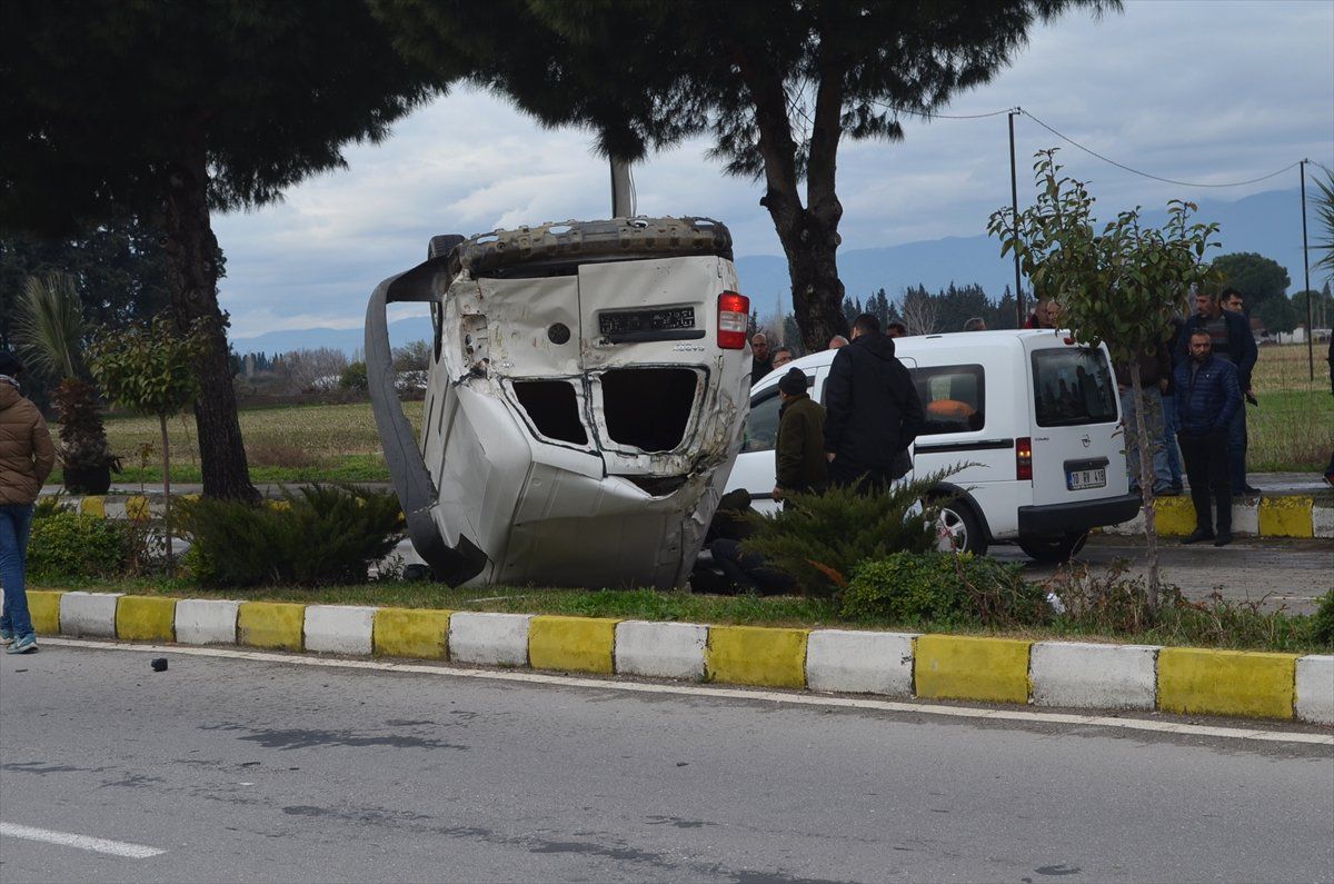 Balıkesir\'de Ticari Araç Devrildi, Sürücü Yaralandı