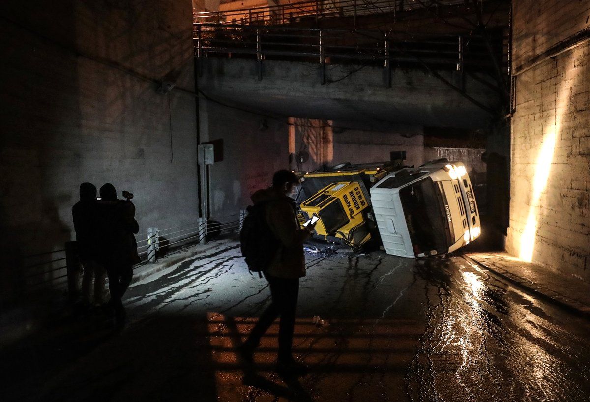 Beyoğlu\'nda Vinç Devrildi: 1 Yaralı