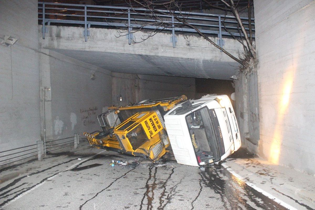 Beyoğlu Tersane Caddesinde Vinç Devrildi: 1 Yaralı