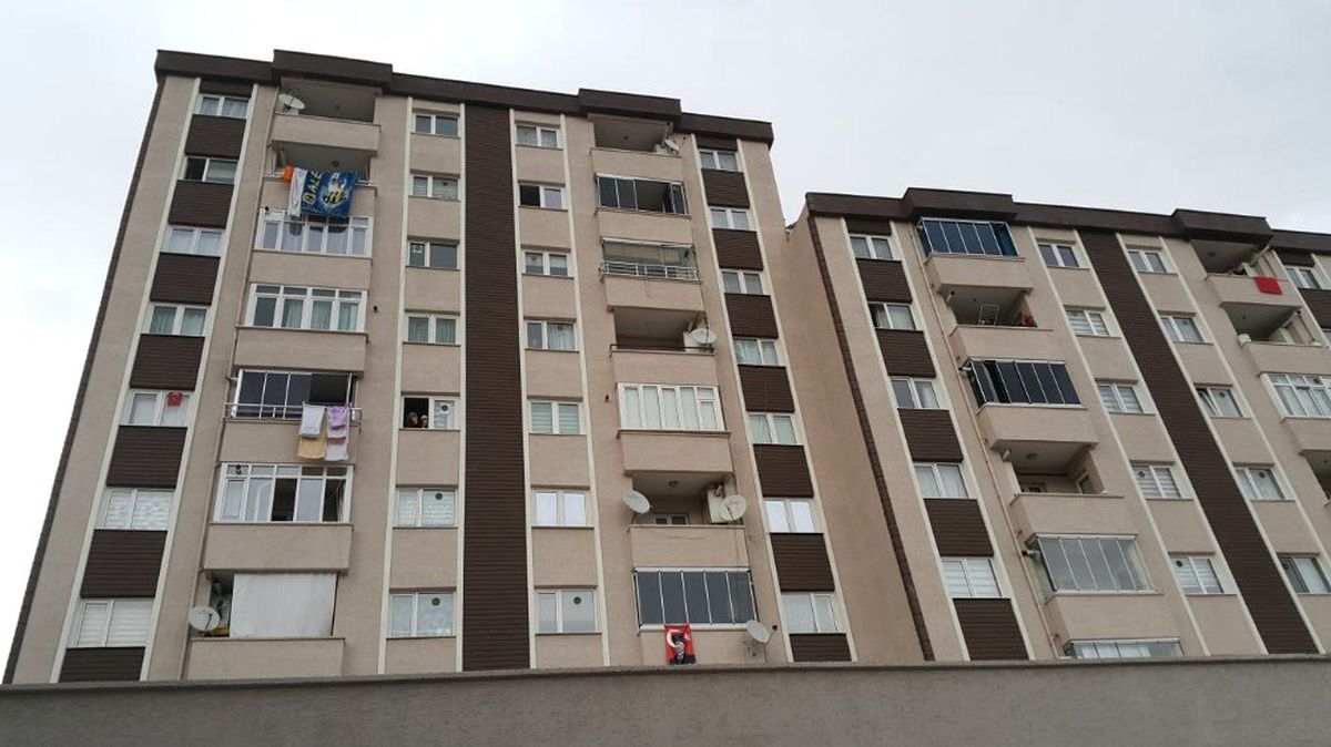 Bileklerini Kesti, Gazetecileri Görünce "Bileklerimi Kestiler" Diye Bağırdı