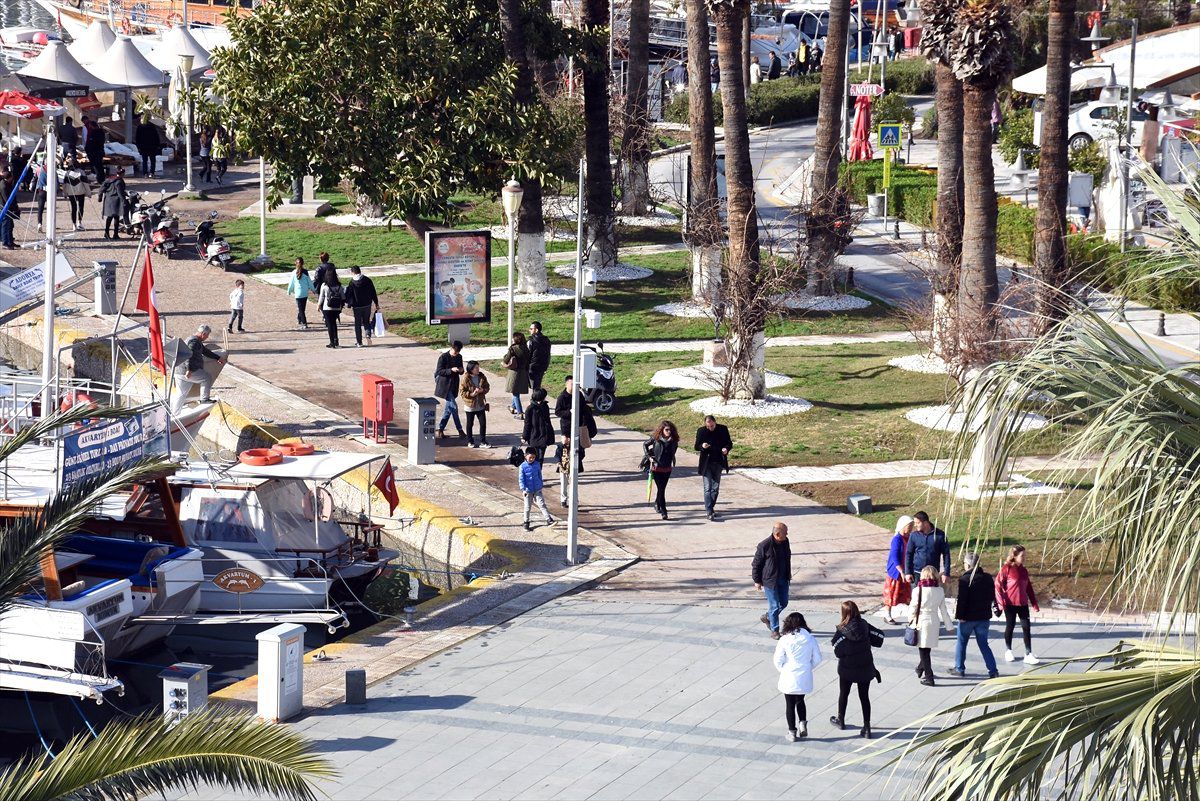Bodrum\'da Vatandaşlar Güneşli Havanın Tadını Çıkardı