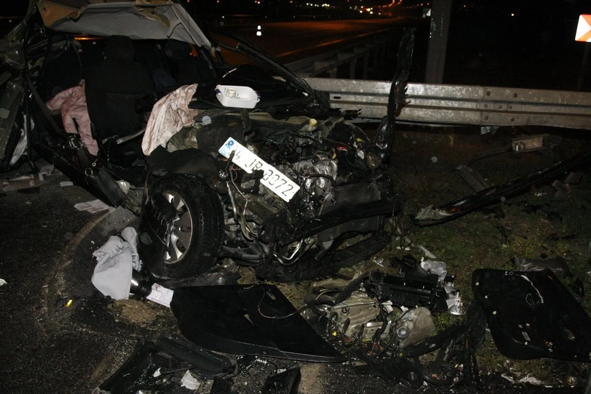Bursa\'da Otomobil Bariyerlere Çarptı: 8 Yaralı