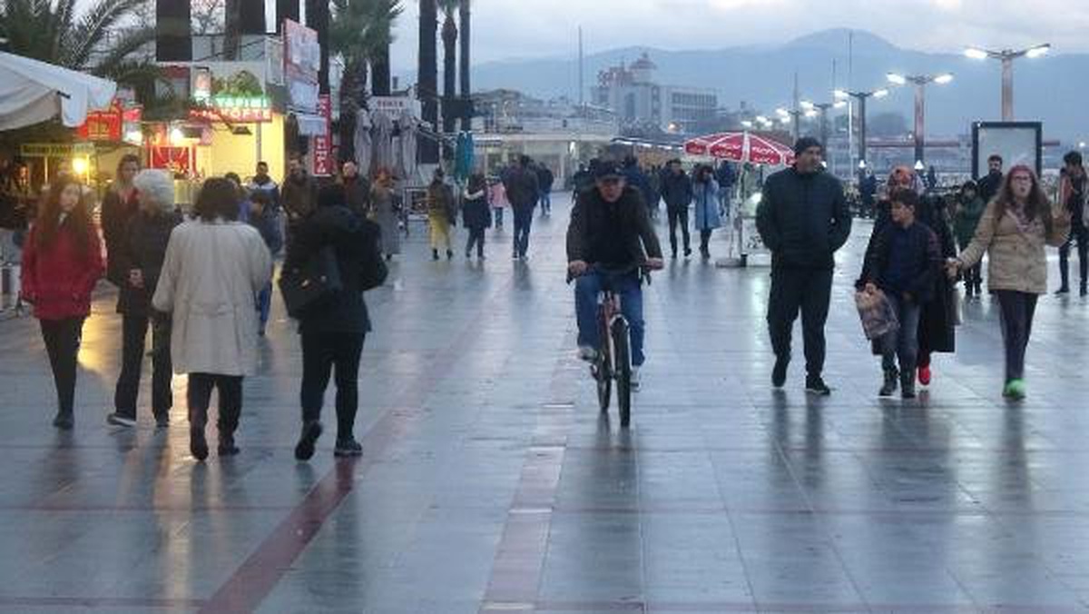 Edremit\'te Güzel Havayı Fırsat Bilenler Kordona Akın Etti