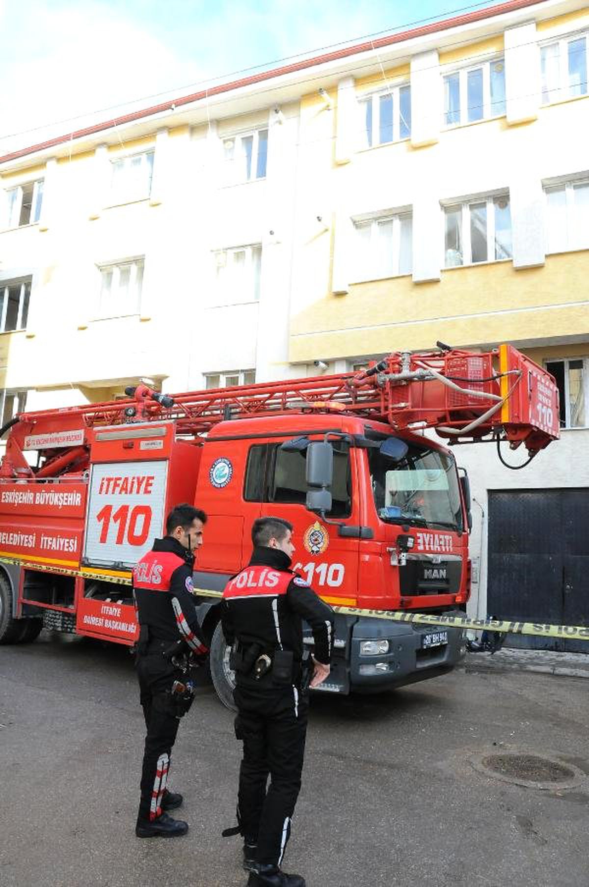 Eskişehir\'de Apartmanda Yangın; Mahsur Kalan 7 Kişi Kurtarıldı