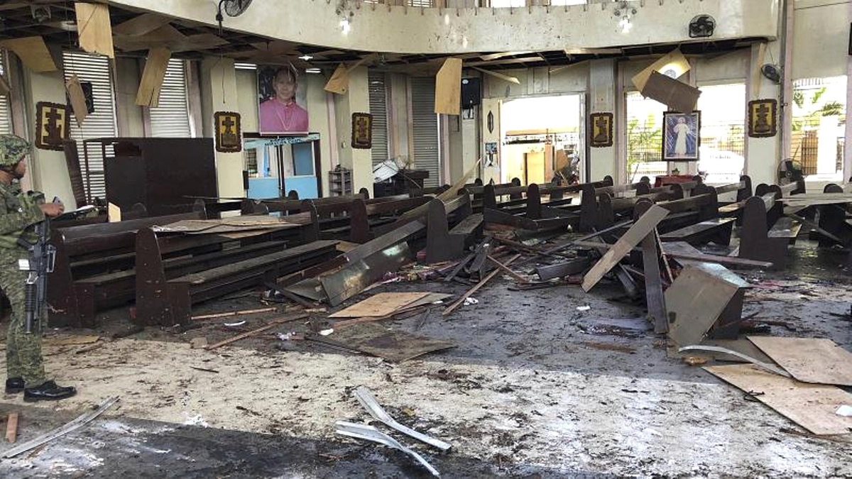 Filipinler\'de Katolik Kilisesine Çifte Bombalı Saldırı: En Az 21 Ölü