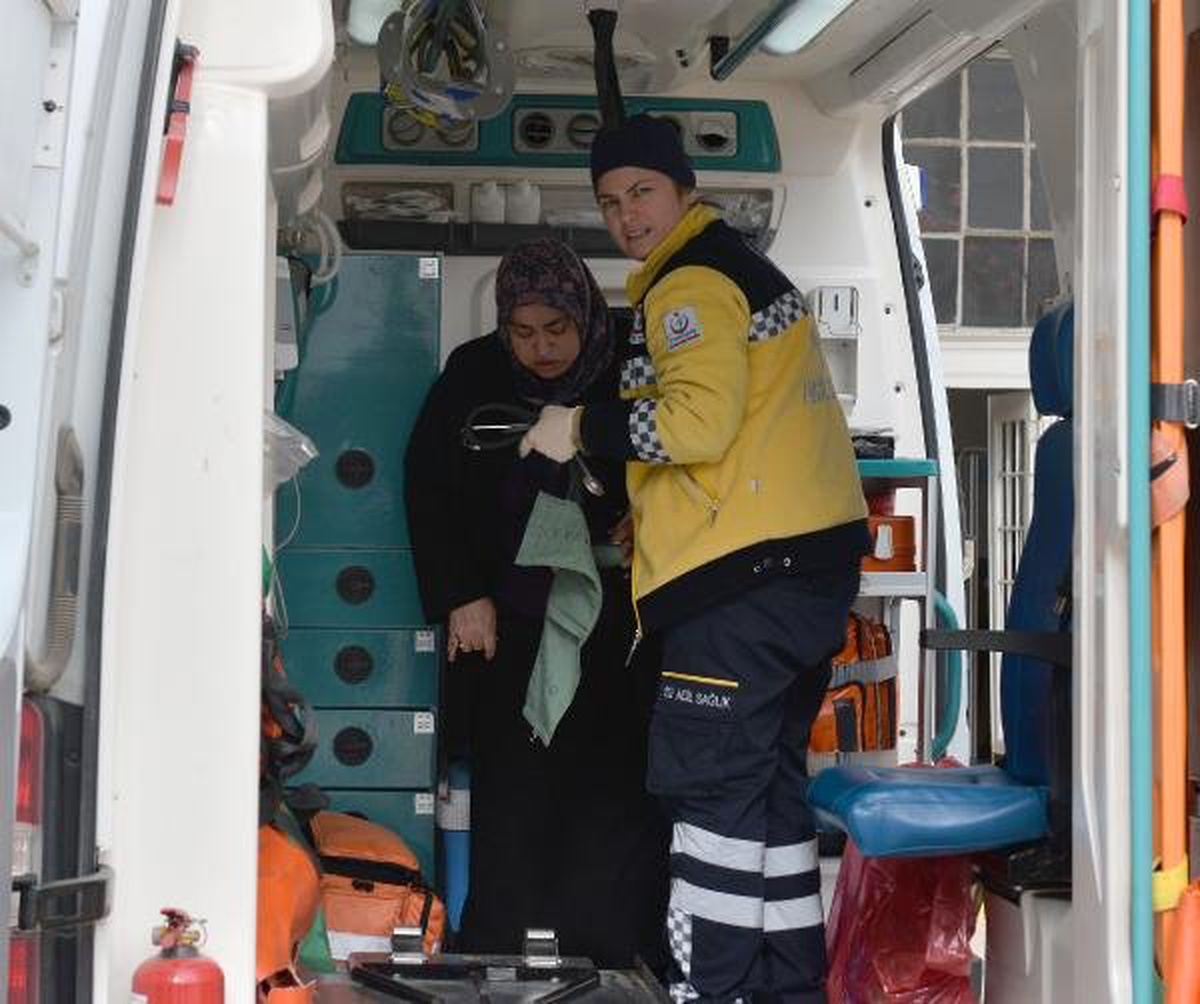 Garda Güvenlik Çizgisini Geçen Kadına Tren Çarptı
