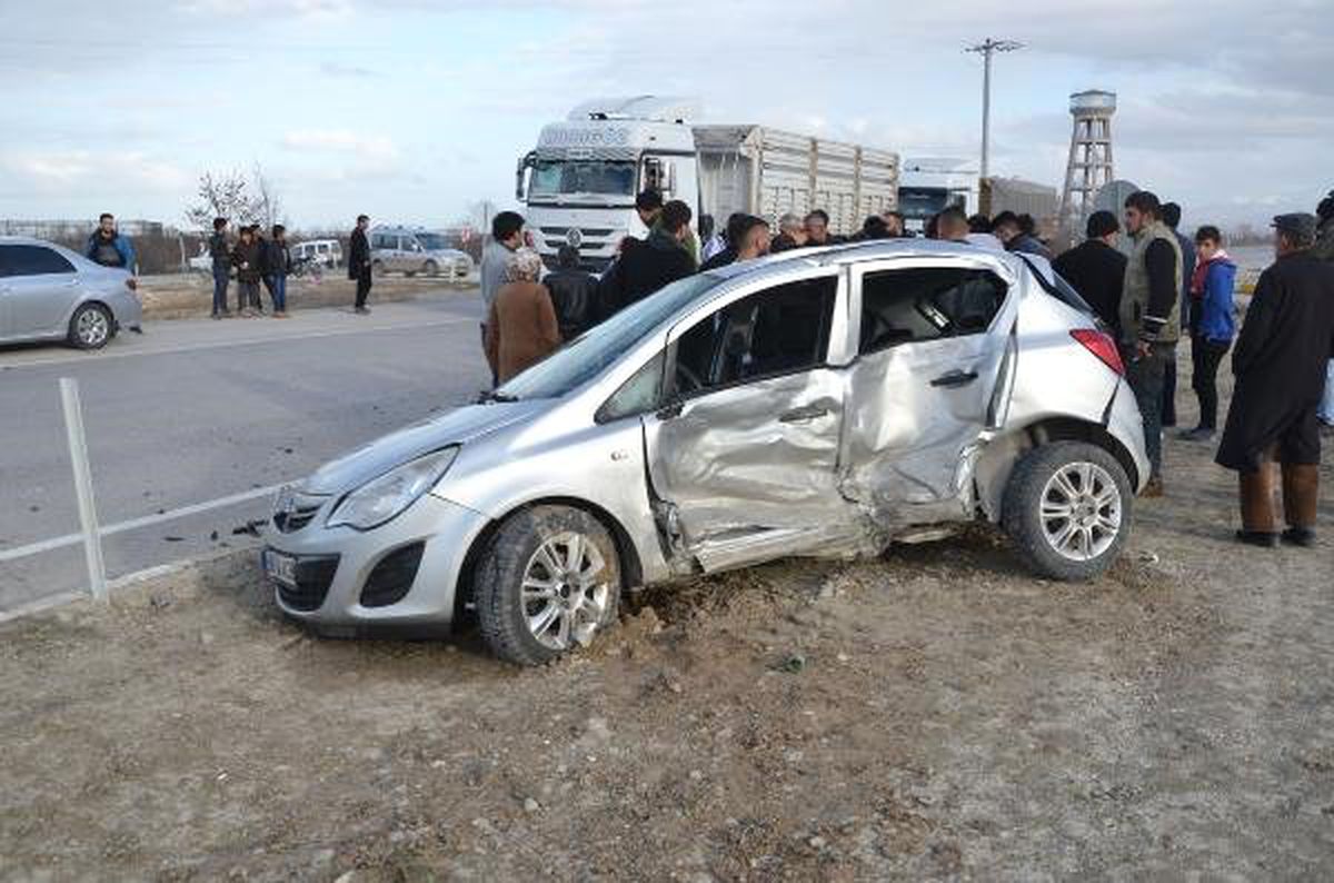 İki Otomobil Çarpıştı: 5 Yaralı