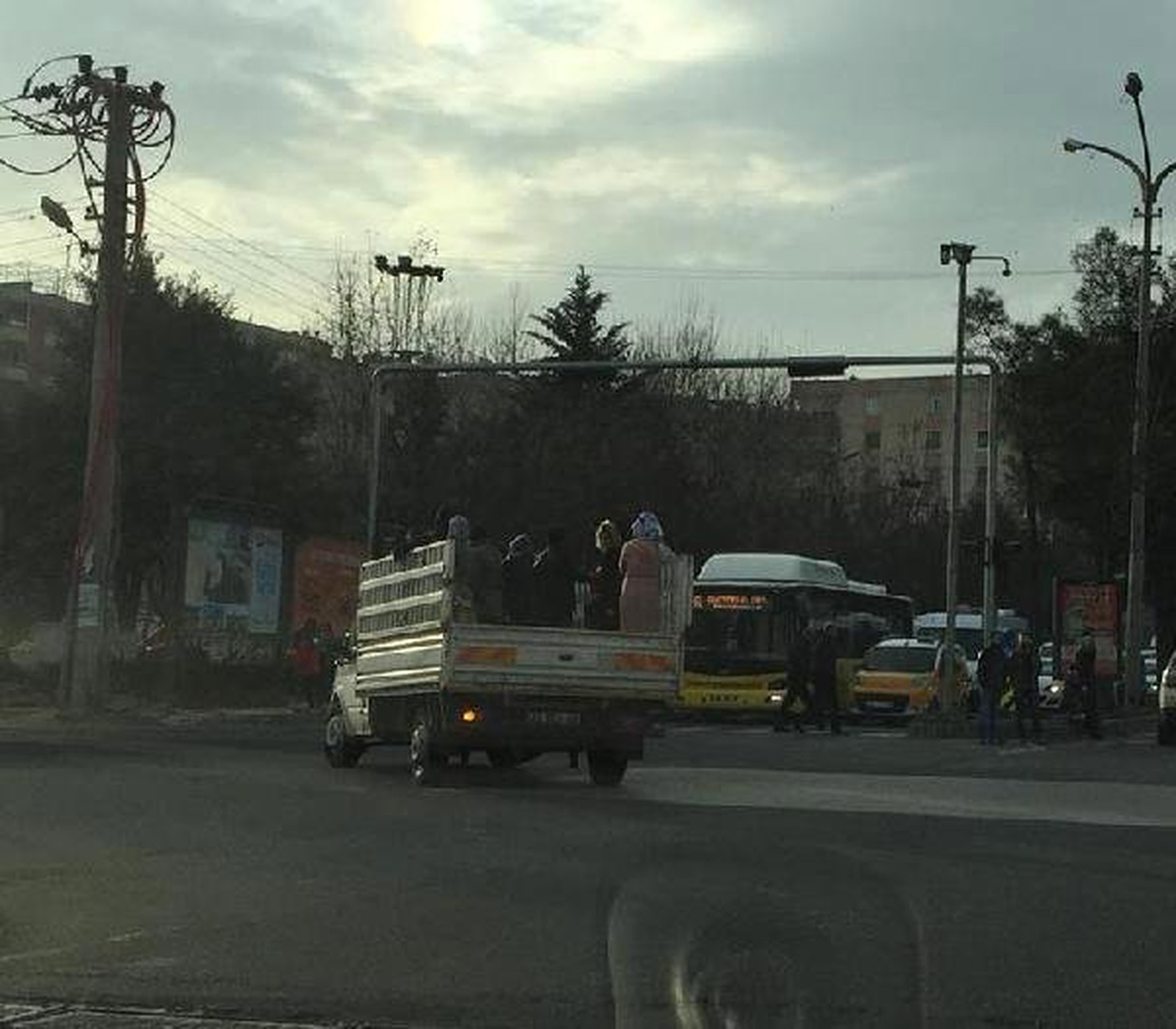 İşçileri Kamyonet Kasasında Taşıyıp, Kırmızı Işıkta Geçti