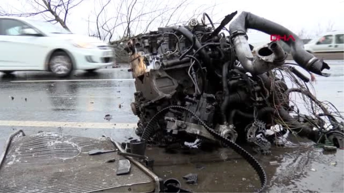 İstanbul- Refüje Çarpan Otomobilin Motoru Yola Fırladı