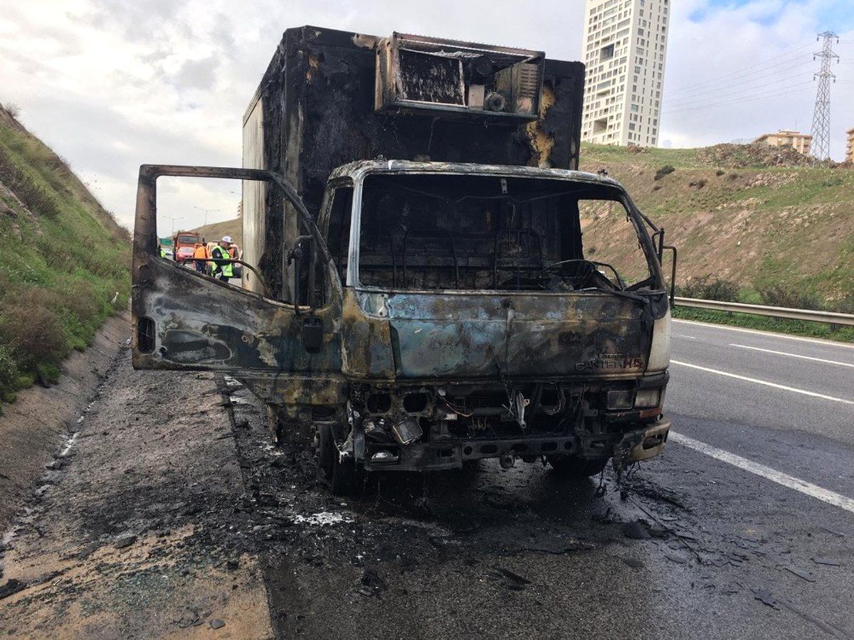 İzmir\'de Seyir Halindeki Kamyonet Küle Döndü