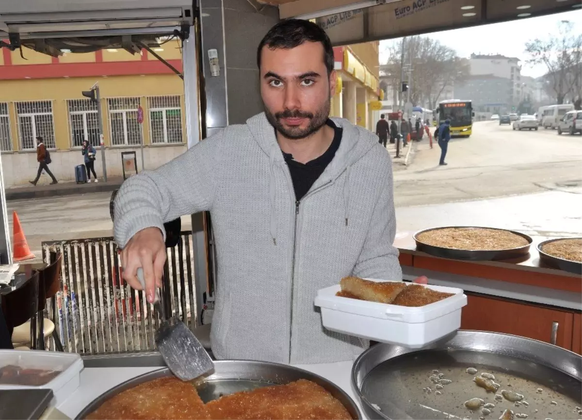 Kış Aylarının Vazgeçilmez Tatlısı \'Kaymaklı Ekmek Kadayıfı\'