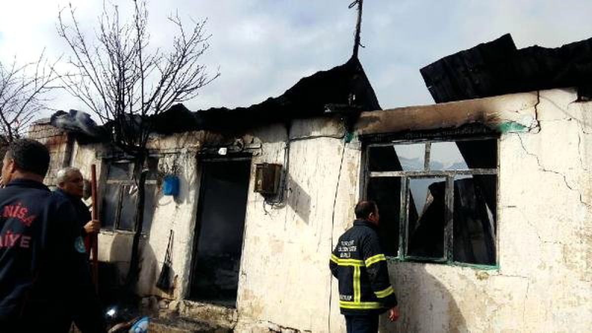 Kömür Sobasından Sıçrayan Kıvılcım Evi Yaktı