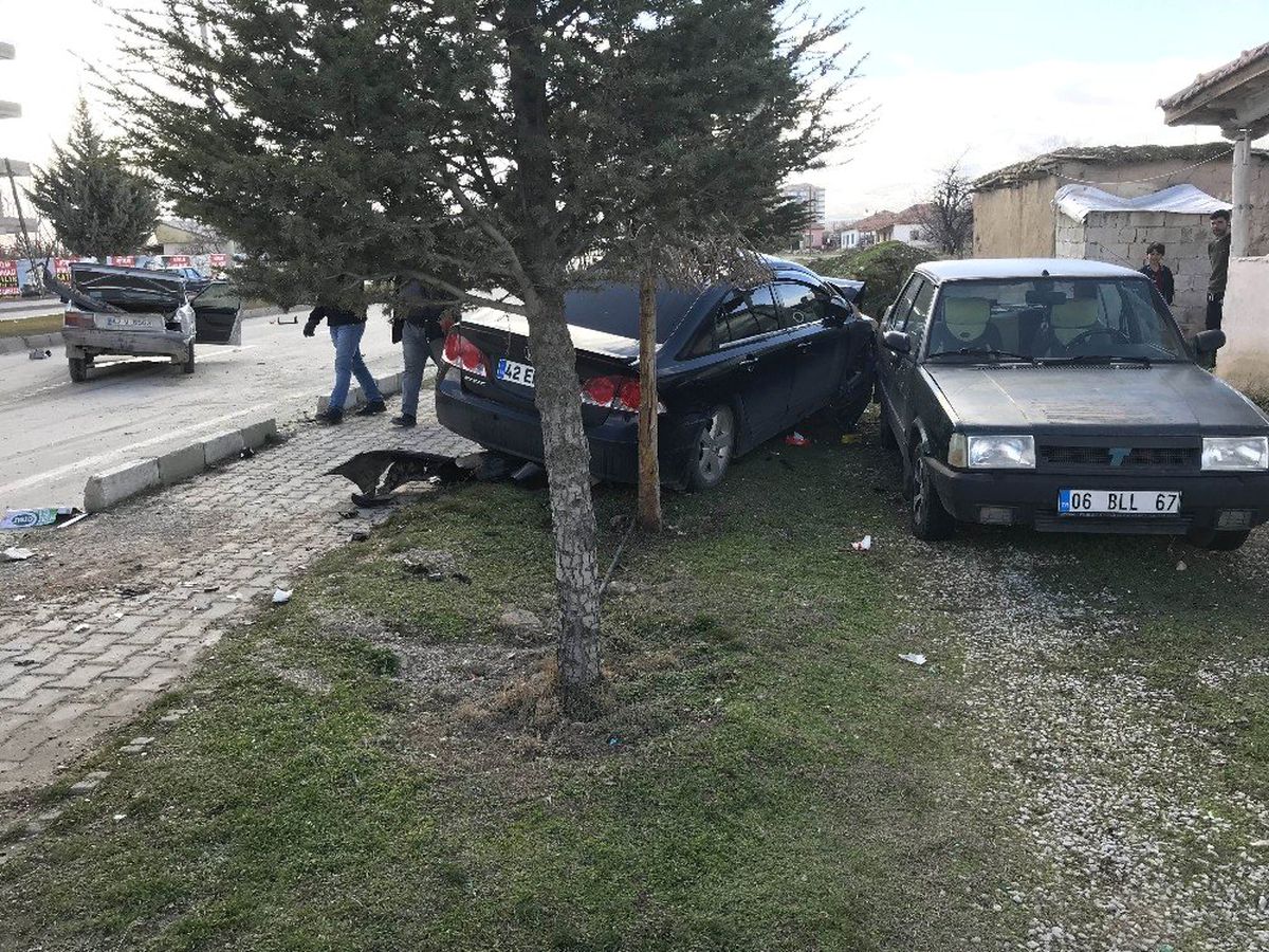 Konya\'da Otomobiller Çarpıştı: 3 Yaralı