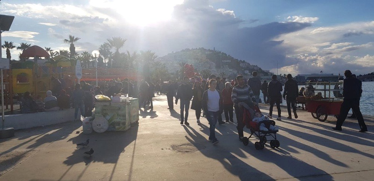 Kuşadası\'nda Fırtına ve Su Baskınlarının Ardından Güneş Açtı