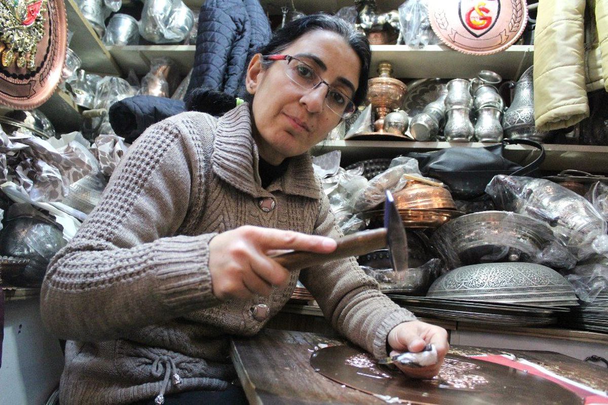 Maddi Sıkıntılar Ev Hanımını Bakır İşleme Ustası Yaptı