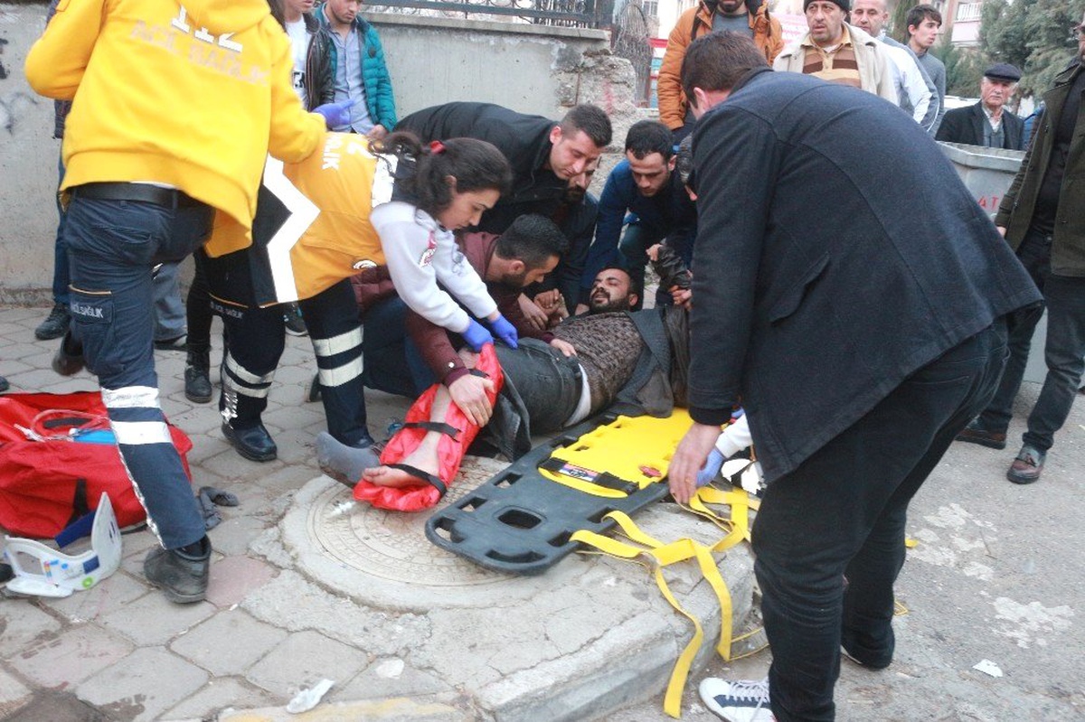 Motosiklet ile Otomobilin Çarpışma Anı Kameralara Yansıdı: 2 Yaralı