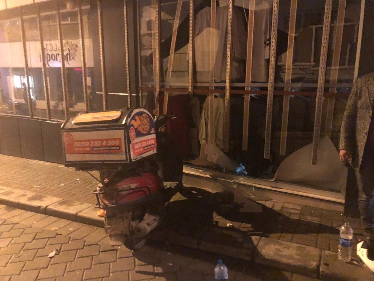 Motosikletli Pizza Kuryesi Giysi Mağazasının Camından İçeri Girdi