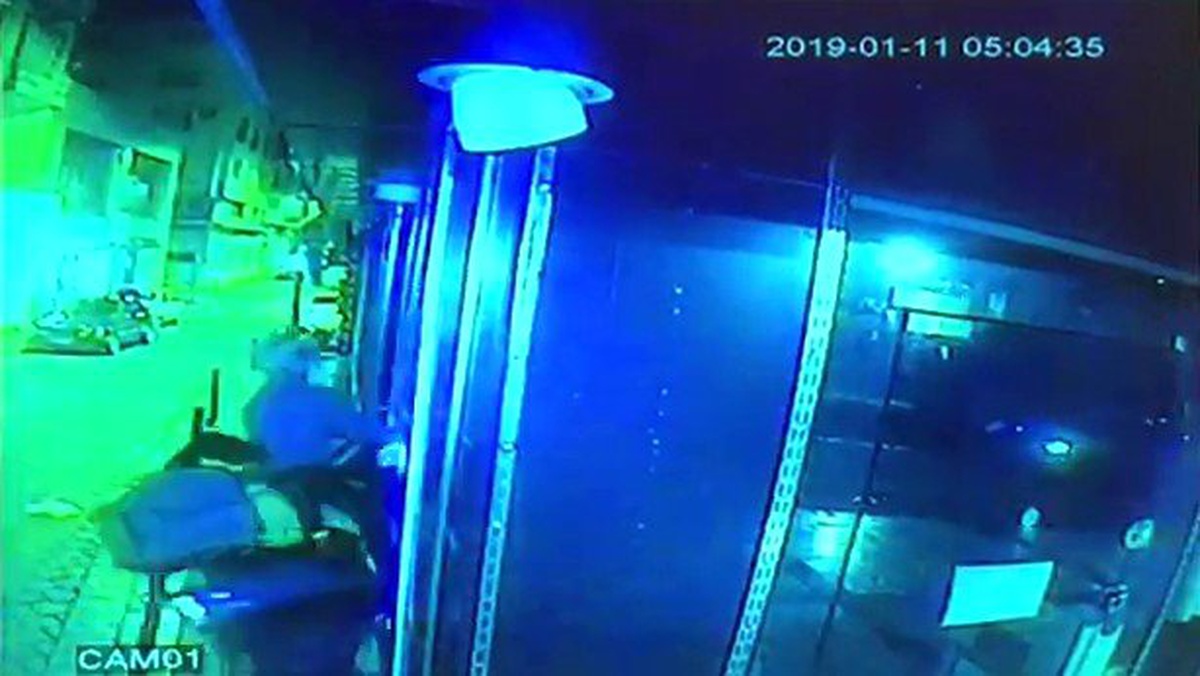 Motosikletli Pizza Kuryesi İş Yerinin Camından İçeri Böyle Girdi