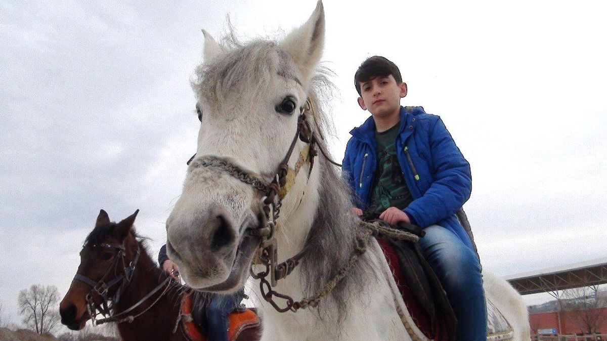 Öğrenciler Tatilde At Binerek Stres Atıyor