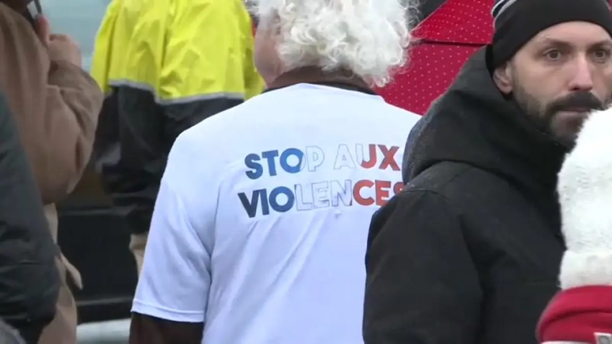 Paris\'te \'Kırmızı Fularlılar\'dan Sarı Yelekliler\'e Karşı Gösteri