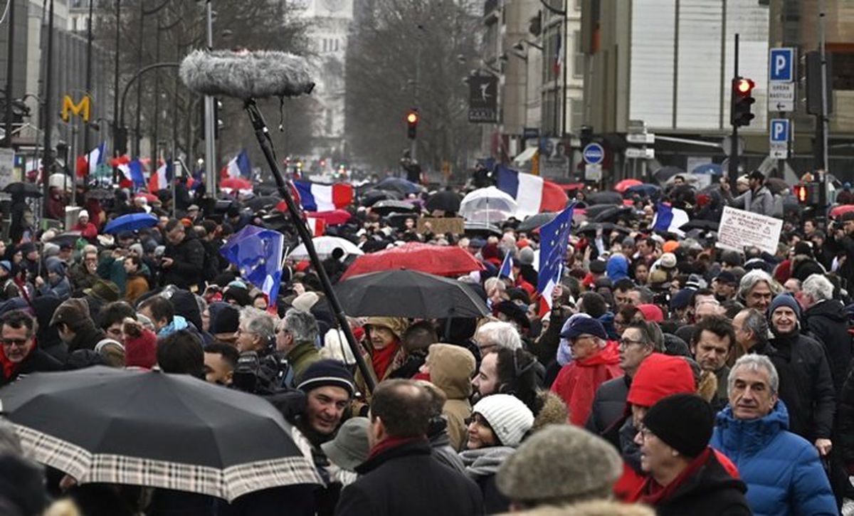 Paris\'te \'kırmızı fularlılar\'dan sarı yeleklilere karşı gösteri