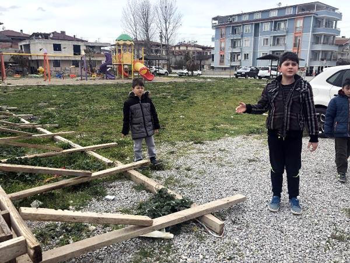 Parkın Yanındaki İnşaatın Demirleri Üzerine Düşen Çocuk Yaralandı