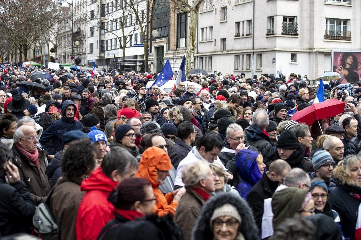 Sarı Yeleklilere Karşı "Kırmızı Fularlılar" Paris Sokaklarına Döküldü