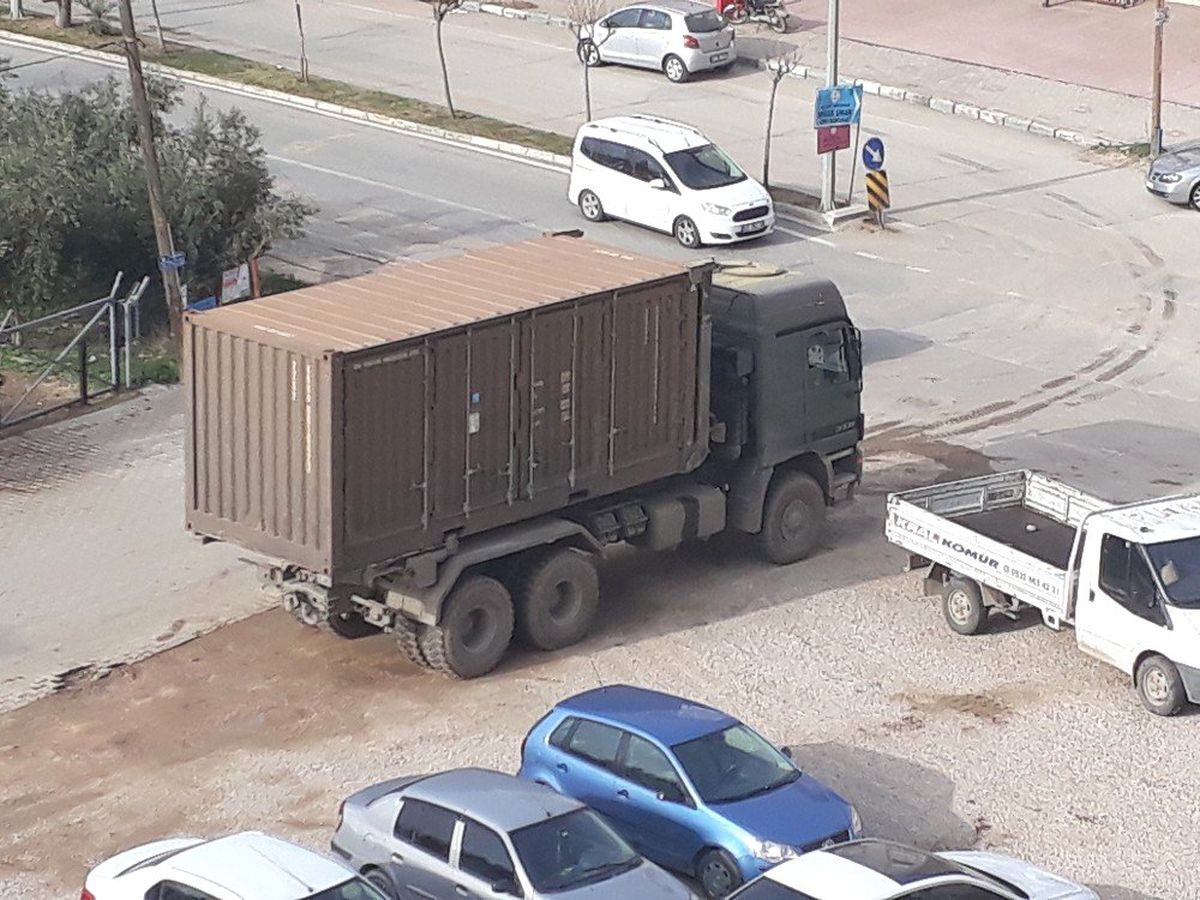 Sınıra Askeri Sevkiyat Sürüyor