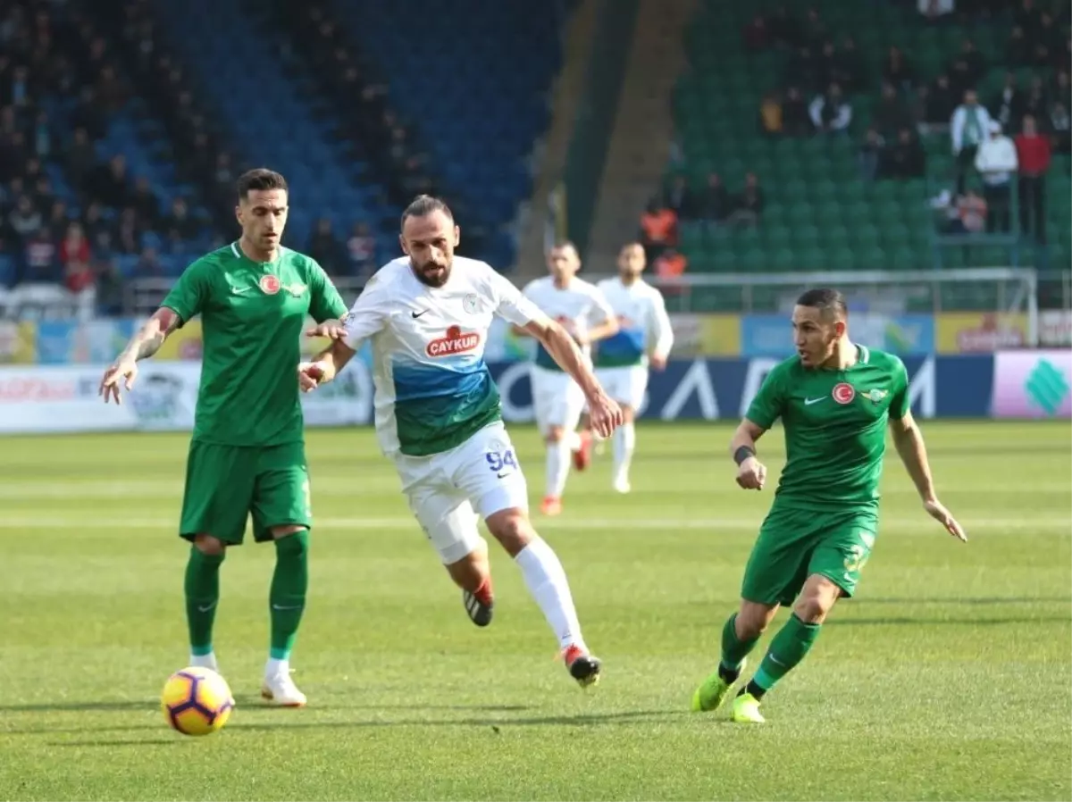 Spor Toto Süper Lig: Çaykur Rizespor: 0 - Akhisarspor: 1 (İlk Yarı)