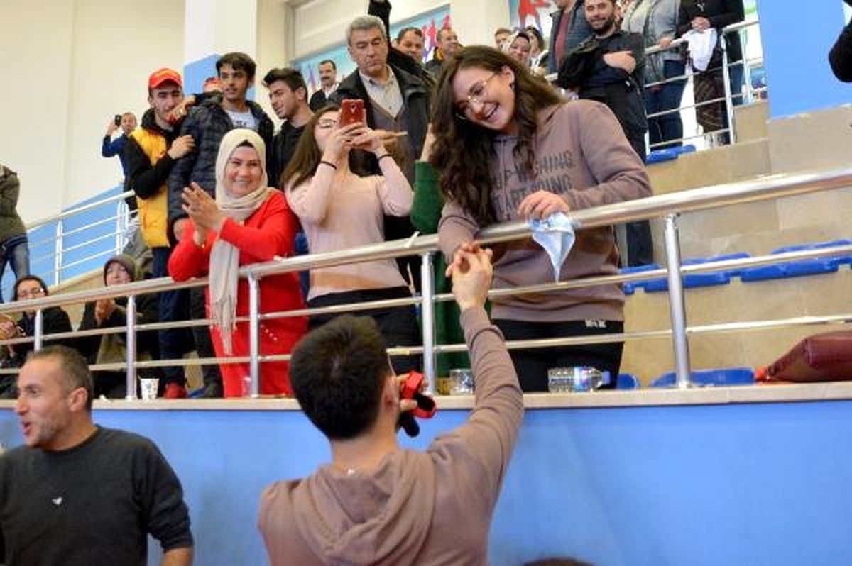 Voleybol Maçında Evlilik Teklifi