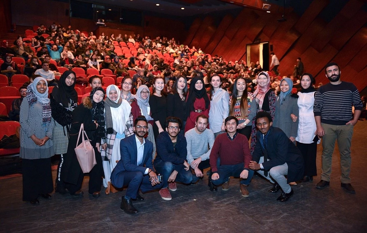 Yabancı Öğrenciler Türkçe Tiyatro Oyunu İzledi