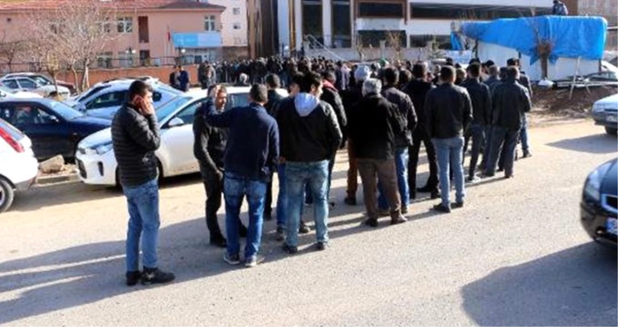 1500 Kişi Alınacağını Duyan Vatandaşlar, İŞKUR Önünde Uzun Kuyruklar Oluşturdu