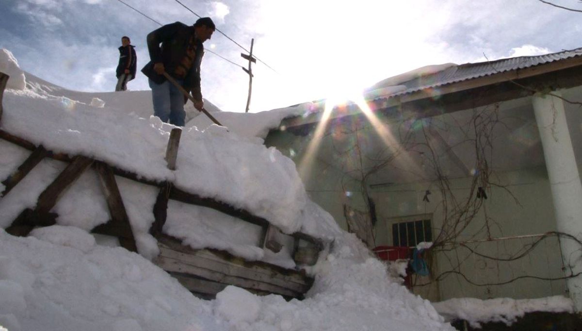 2 Metre Karda Köyde Zorlu Yaşam