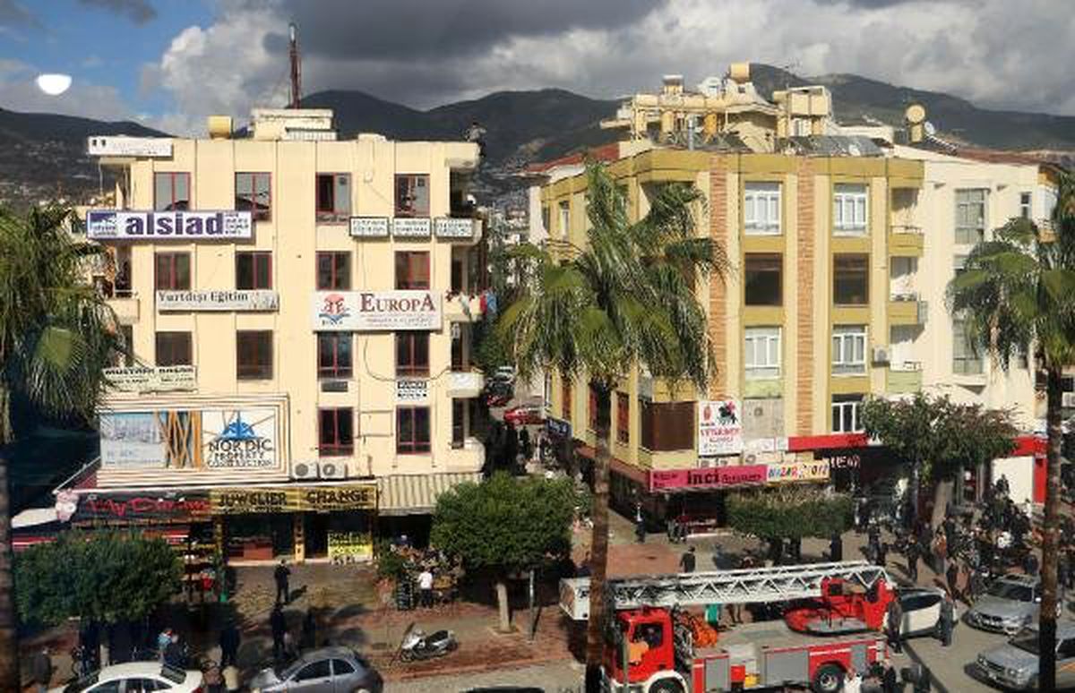 4 Katlı Binanın Çatısında İntihara Kalkıştı, Polis İkna Etti