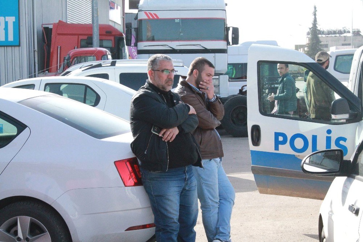 Abisine Yardım Etmek İçin Sattığı Otomobilin Parasını Çaldırdı