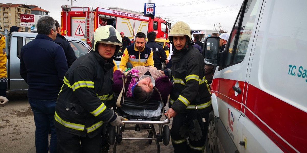 Aksaray\'da Otomobille Kamyonet Çarpıştı: 4 Yaralı